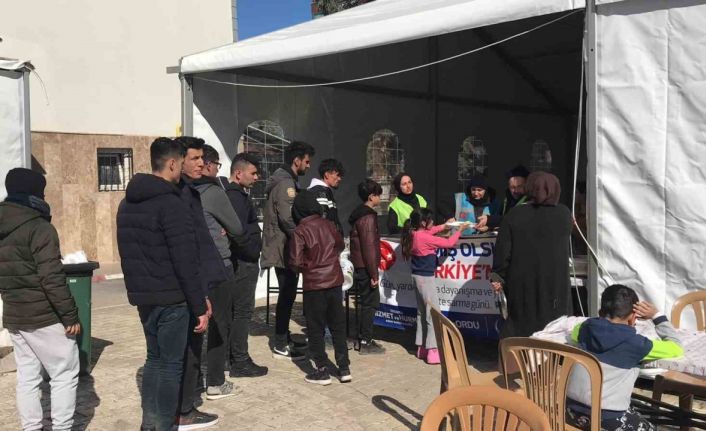 Deprem bölgesinde 24 saat sıcak yemek ikramı