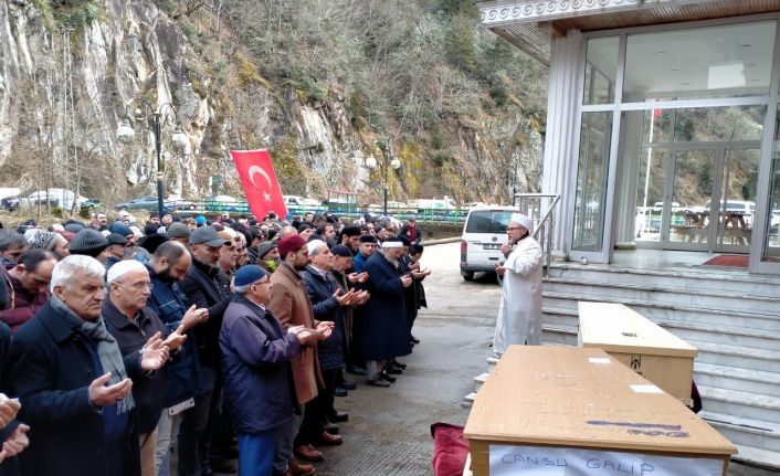 Depremde göçük altında kalan anne ve kızı toprağa verildi