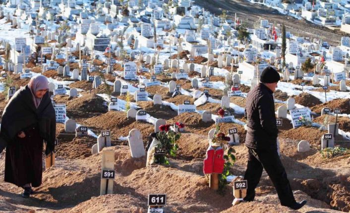 Depremde ölenlerin mezarlığında yürek yakan manzaralar