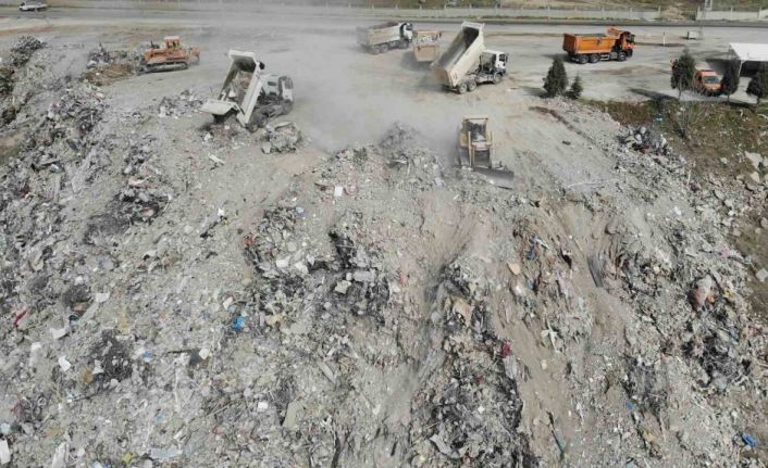 Depremde yıkılan binaların binlerce tonluk enkazı şehir dışına taşınıyor