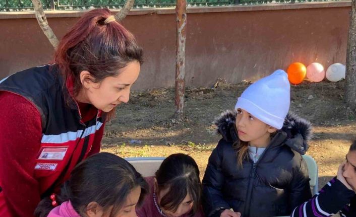 Depremzede çocuklara Muğla’dan giden ekipler psikososyal destek sağlıyor