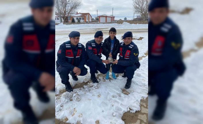 Devriye gezen jandarmayı durdurup depremzedeler için kumbarasındaki parasını verdi