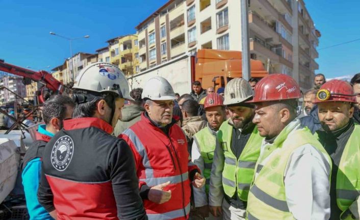 Esenyurt Belediyesi depremin yaralarını sarıyor