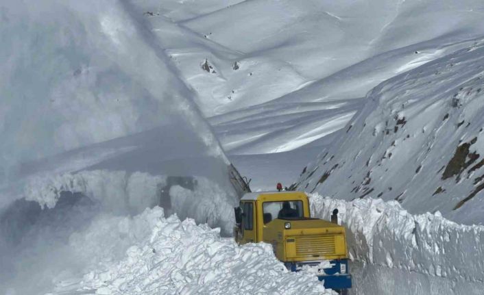 Hakkari’de yer yer 3 metreyi karda yol açma çalışması