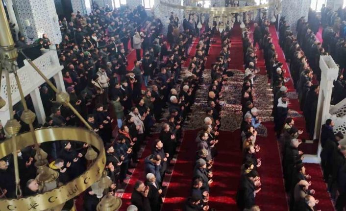 Iğdır’da depremde hayatını kaybedenler için gıyabi cenaze namazı kılındı