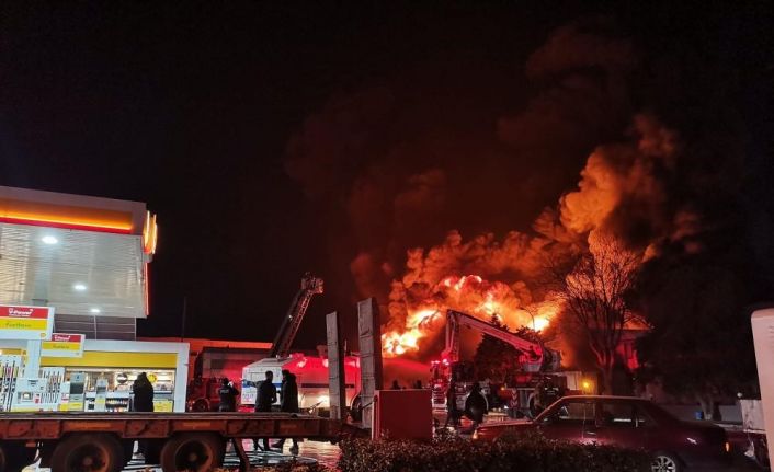 İzmir’de lastik bayisinde çıkan yangın söndürüldü