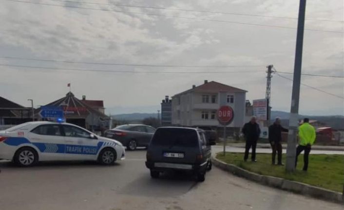 Kontrolsüz yola çıkan sürücü otomobille çarpıştı: 1 yaralı