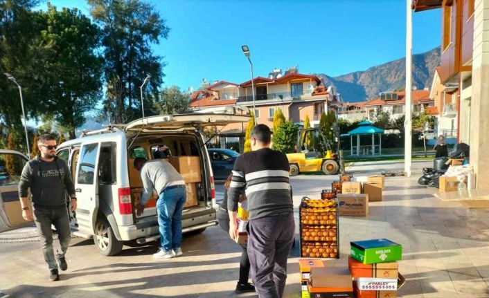 Köyceğiz’e gelen depremzedelerin ihtiyaçlarını yardımseverler karşılıyor