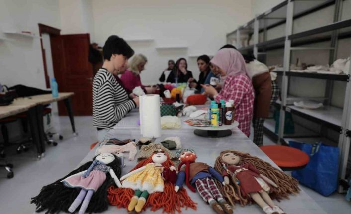 Kursiyerler depremzede çocuklar için bez bebek yapıyor