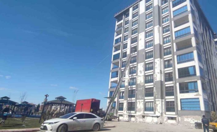 Malatya’da ağır hasarlı binalardan eşya tahliyesine ara verildi