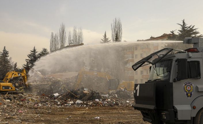 Malatya’da enkaz kaldırma çalışması devam ediyor