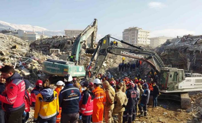 Melike İmamoğlu, AFAD ve Mehmetçik tarafından 222. saatte enkazdan çıkarıldı