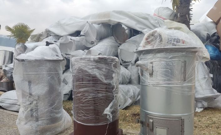 Meslek liselerince depremzedeler için üretilen ürünler çadır kentlerde