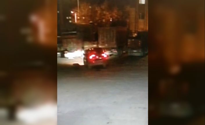 Park halindeki araçta patlama olunca camdan çıkıp kaçtılar