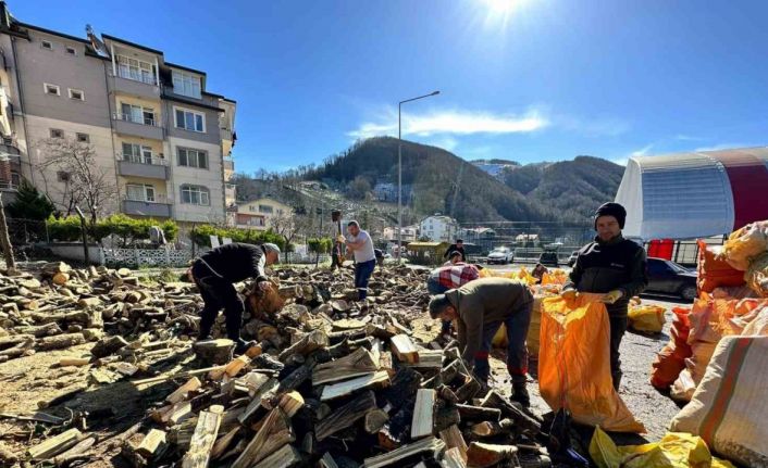 Perşembe’de depremzedeler için başlatılan yakacak yardımı büyüyor