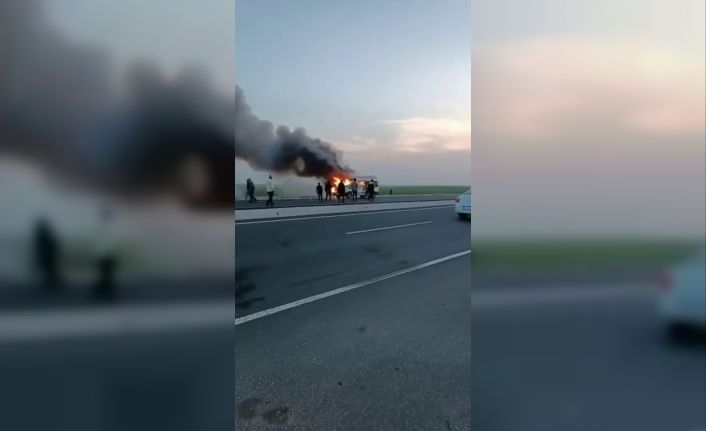 Seyir halindeki minibüs alev alev yandı