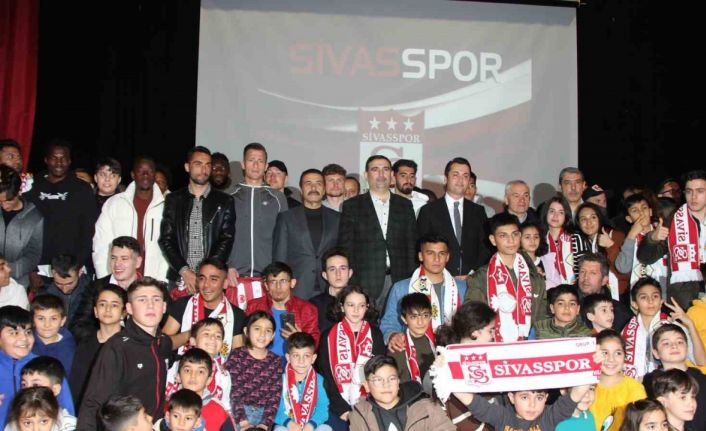 Sivasspor’da Rıza Çalımbay ve futbolcular depremzede çocuklarla buluştu