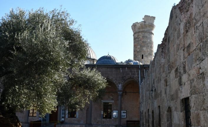 Tarihi Sarı Selim Camiinin minaresi asrın felaketine dayanamadı