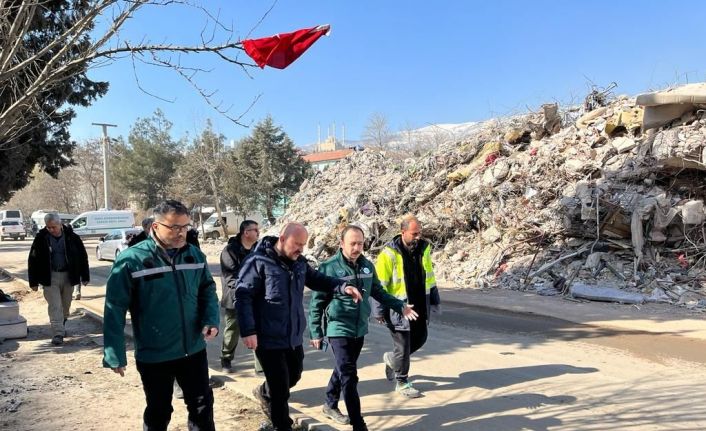 Vali Varol deprem bölgesinde enkaz çalışmalarını sürdürüyor