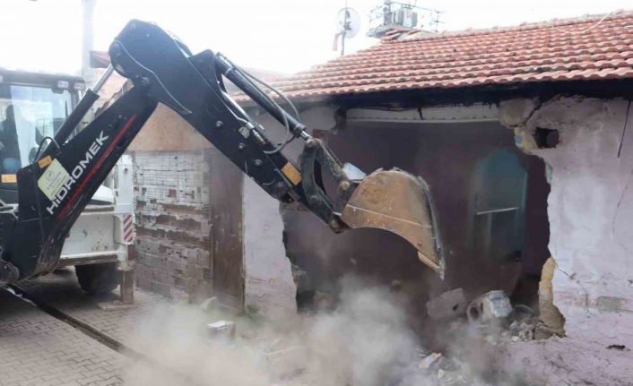 1999 depreminden kalan ağır hasarlı binalar yıkılıyor