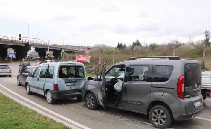 4 aracın karıştığı zincirleme trafik kazası: 2 yaralı