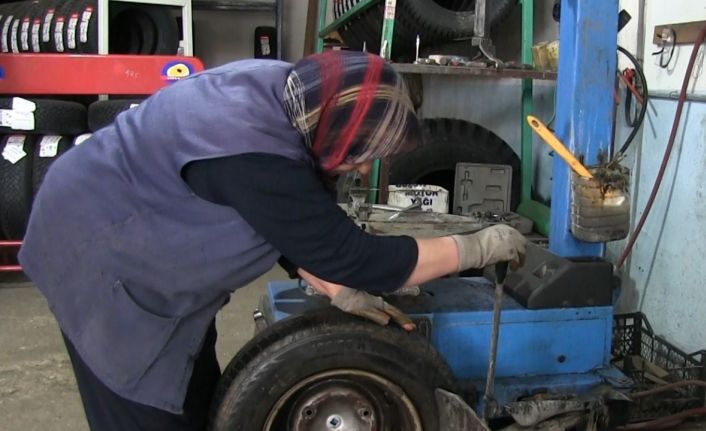 83 yaşındaki Vesile Teyze ’Oto Lastik Tamirciliği’ mesleğini gelinine devretti