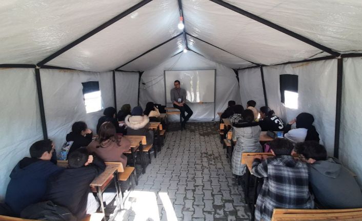 Adıyaman’da bin öğrenci çadır sınıflarda destek ve yetiştirme kurslarına başladı