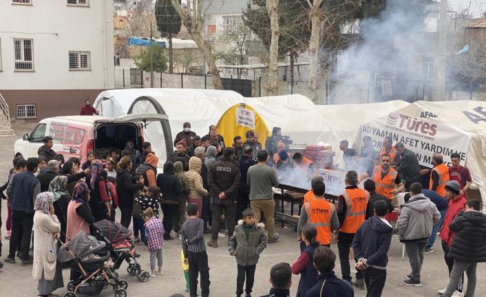 Adıyaman’da depremzedelere kebap dağıtıldı