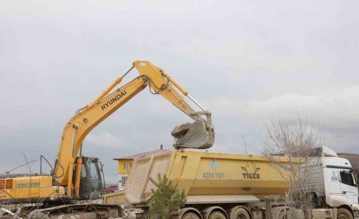 Afşin’de enkaz kaldırma çalışmaları devam ediyor