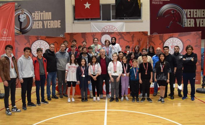 Afyonkarahisar’da badminton turnuvası tamamlandı