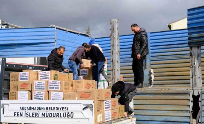 Akdağmadeni’nde deprem bölgesine yardımlar sürüyor