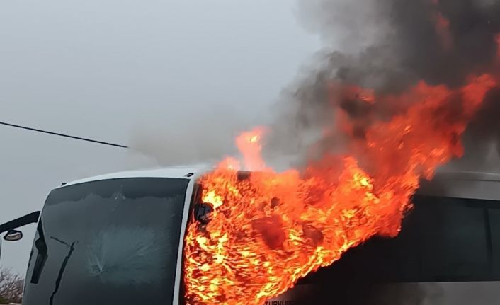 Aksaray’da 25 öğrencinin bulunduğu servis midibüsünde yangın