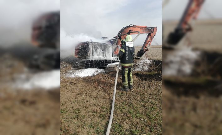 Alev alan iş makinesi kullanılamaz hale geldi