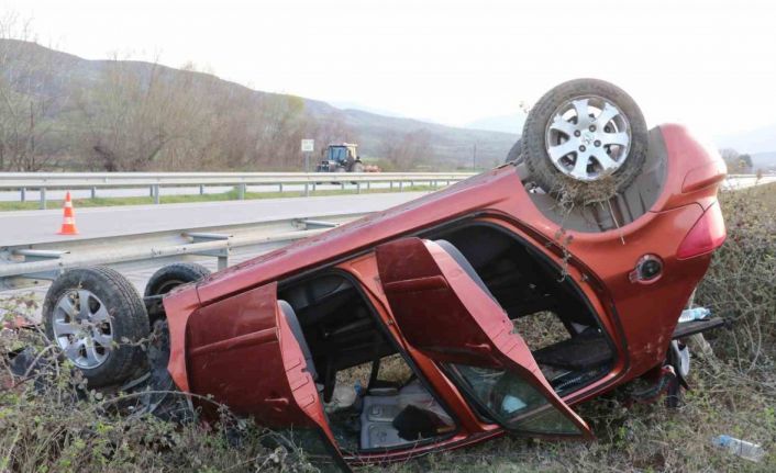 Amasya’da otomobil bariyere çarparak takla attı: 4 yaralı