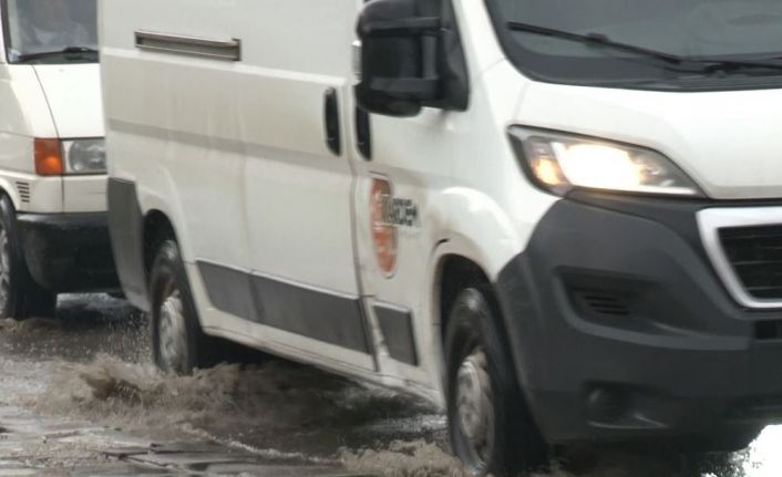 Ankara’da sağanak yağış hayatı olumsuz etkiledi