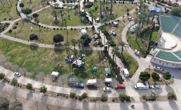 Apartmanda yaşamaya korkan Adanalılar parkta konaklıyor