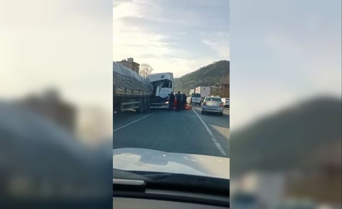 Artvin’de 3 aracın karıştığı kaza kameralara yansıdı