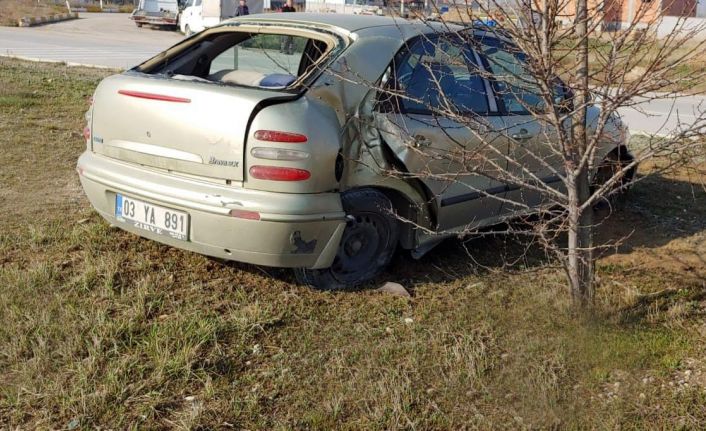 Aydınlatma direğine çarpan otomobilin sürücüsü kazayı yaralı atlattı