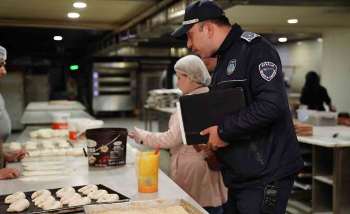 Ayvalık Belediyesi zabıta ekiplerinden hijyen ve gramaj denetimi