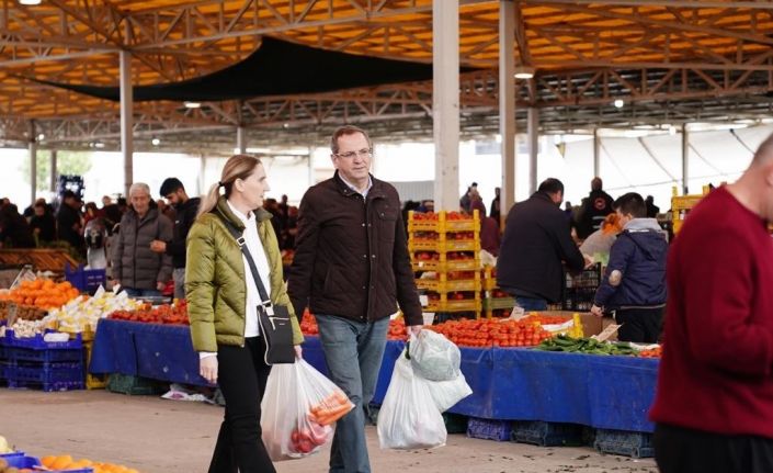 Ayvalık’ta Ergin çiftinden hem alışveriş hem sohbet