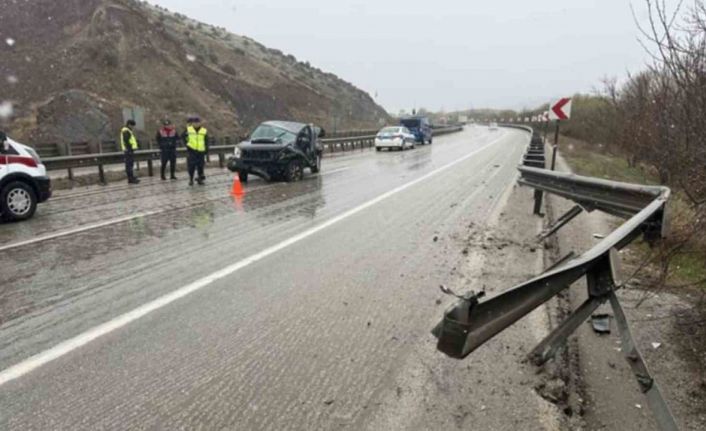 Bariyerlere çarpan pikabın sürücüsü yaralandı