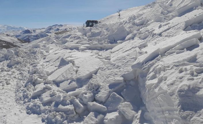 Başkale’de 5 metreyi bulan karda zorlu yol açma çalışması