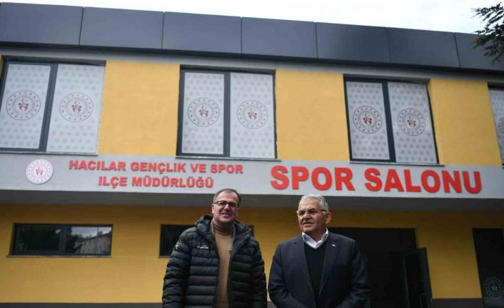 Başkan Büyükkılıç, spor salonunu inceledi, basket oynadı