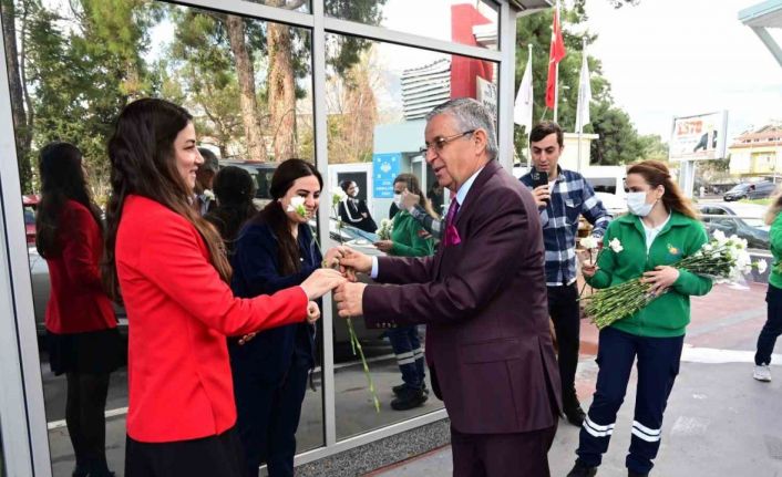 Başkan Topaloğlu’ndan sağlık çalışanlarına karanfil