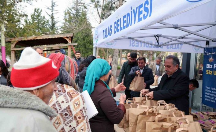 Başkan Yalçın, “Biz Pişirelim Siz Ulaştırın” dedi, yemek servisi yaptı