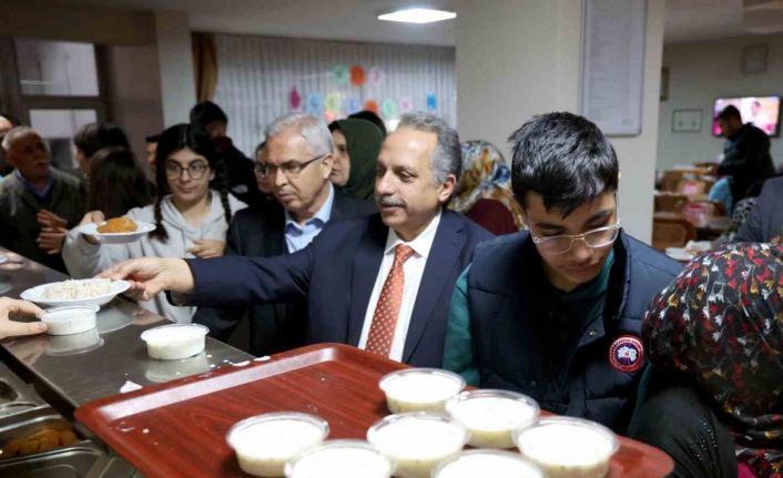 Başkan Yalçın ve Kaymakam Dönmez depremzedelerle iftar sofrasında