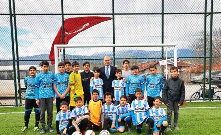 Başkan Zolan çocuklarla futbol oynadı