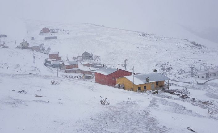 Bayburt - Trabzon sınırındaki yaylalar beyaza büründü