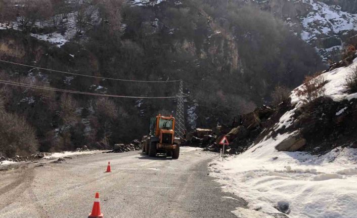 Beytüşşebap’ta dev kaya parçaları yola düştü, ulaşım aksadı