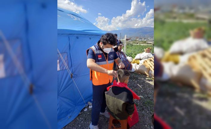 Bilecik’ten Hatay’a çocukları tıraş etmeye gittiler